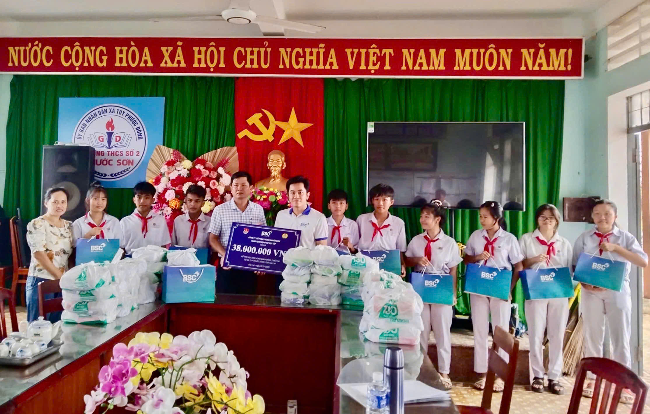 BSC gửi trao những món quà ấm áp yêu thương đến bà con vùng lũ tỉnh Gia Lai 
